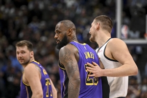 肯尼：詹姆斯復(fù)出后就像有三個(gè)約基奇一起打球 那樣效率太低了