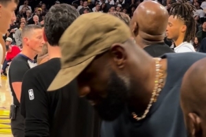 轉(zhuǎn)型教練！湖人vs馬刺花絮：詹姆斯場邊與助教認真探討比賽錄像