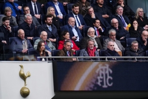 親自督戰(zhàn)！拉特克利夫現(xiàn)場觀看曼聯(lián)vs熱刺，貝拉達威爾科克斯陪同