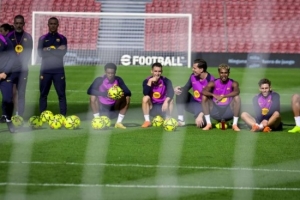 世體：巴薩昨日重返諾坎普公開訓(xùn)練，球員們及教練組合影留念