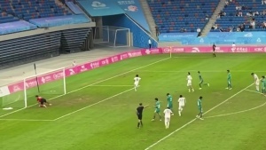 第95分鐘絕殺！19歲李新翔帶球推進遠射直接入網(wǎng)，助上海絕殺新疆