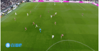 早早射門就完了...麥肯尼帶球殺進禁區(qū)，調(diào)整過多被防守球員斷球