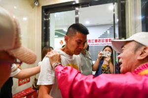 重慶鐵漢！40歲黃希揚(yáng)隨銅梁龍沖超成功 3年前兩江競(jìng)技解散時(shí)淚崩