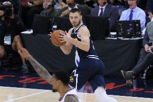 拿手好戲！約基奇四分衛(wèi)長傳助攻布勞恩快下打成2+1