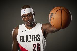 太準(zhǔn)了！里斯底角接球穩(wěn)穩(wěn)命中三分球