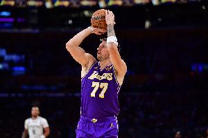 另類三節(jié)打卡！東契奇此前賽季場均出場39分鐘 本場僅出戰(zhàn)27分鐘