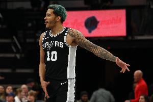 都挺拼！索漢和費(fèi)爾斯搶地板球發(fā)生小口角 但很快被裁判分開