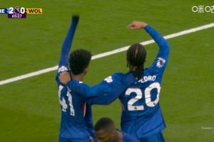 愛來自巴西！佩德羅進(jìn)球后指向埃斯特旺，示意球迷為他吶喊祝賀