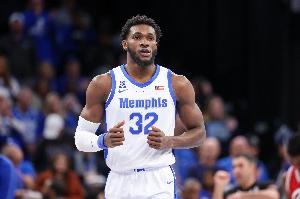 殘暴天賦！穆薩·西塞推土機(jī)拱到籃下 旱地拔蔥單臂顏扣薩爾