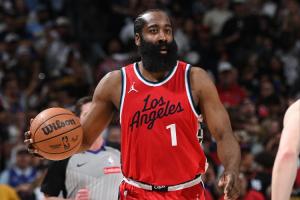 擋得很嚴(yán)實(shí)！哈登借祖巴茨掩護(hù)命中三分球