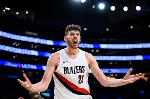 這大屁股墩！克林根腳底一滑重重摔倒在地