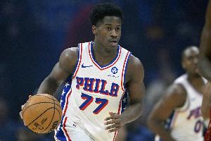 一飛沖天！埃奇庫姆持球直殺內(nèi)線 騰空暴起雙手灌筐