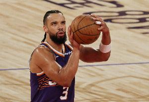 上頭！馬威強(qiáng)攻打中后狄龍瀟灑甩頭把球頂飛 被吹違例送哈登1分