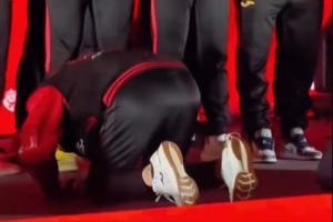 行大禮！重慶銅梁龍沖超慶典，韓國(guó)主帥張外龍向球員磕頭致謝