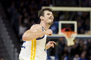 仙人指路！波斯特高位送擊地妙傳撕開防線 希爾德接球輕松上進(jìn)