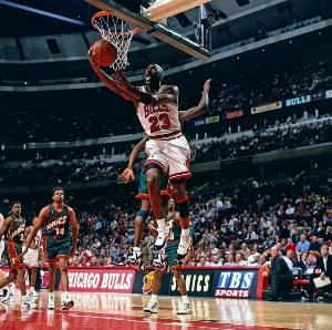 聊數(shù)據(jù)繞不開我！37年前的今天喬丹砍下52分9斷