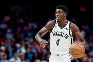 接鍋球！20號秀鮑威爾弧頂迎著布里奇斯命中壓哨三分