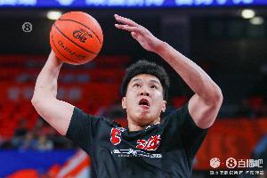 很有沖擊力！閆鵬飛13中7拿到14分 搶下11個(gè)籃板&其中4個(gè)前場(chǎng)板