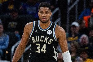 難救主！字母哥末節(jié)進攻干擾球+6罰2中 全場空砍37分8板