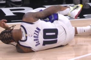 沒收??！蘭德爾撲防德羅贊三分被吹墊腳&一級(jí)惡犯 國(guó)王3+1+球權(quán)