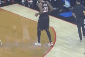 先別高興 還沒(méi)贏呢！恩比德得知巴恩斯6犯離場(chǎng)后搖頭晃腦跳起恰恰