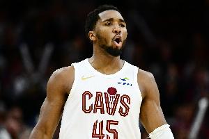 手感冰涼！米切爾半場11投僅3中拿到7分 三分7中1