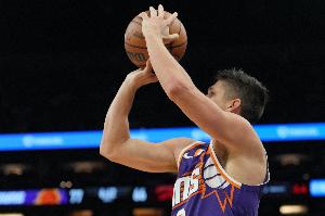 阿倫10記三分創(chuàng)隊史紀(jì)錄！太陽主帥：看到隊友為他加油真的很棒