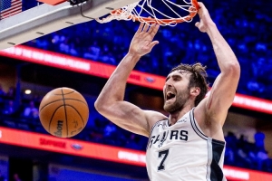 本季只出戰(zhàn)2場場均8分8板！今天馬刺客戰(zhàn)公牛 科內(nèi)特復(fù)出