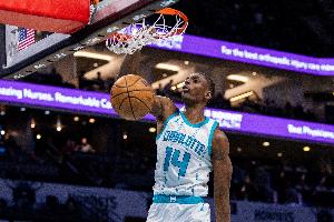 打得很拼！ 迪亞巴特上半場(chǎng)3中3得到6分1板1助 還送出2帽