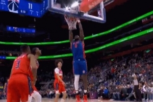 自己加難度？杜倫吃餅雙手扣籃扣飛 但自投自搶單臂隔扣薩爾！