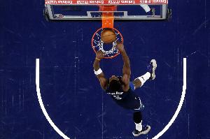 不設(shè)防？愛德華茲胯下加速突破殺入內(nèi)線飛身暴扣 直接打停爵士