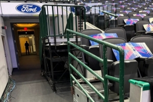 Stein：哈里森觀賽時(shí)座位旁會(huì)放置便攜式階梯 以便其隨時(shí)快速離場(chǎng)