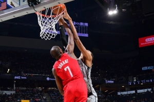 美記：文班在移動中接球威脅更大 這一點馬刺應(yīng)在戰(zhàn)術(shù)上多加照顧