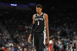 文班亞馬談關(guān)鍵三分：如果我硬往人堆里突 反而會讓情況更復(fù)雜