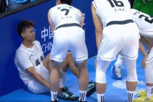 又傷一個(gè)！趙睿落地后右腳踝不適 久坐場(chǎng)邊表情痛苦現(xiàn)已替換下場(chǎng)