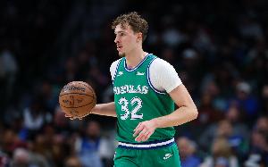 弗拉格打前鋒時(shí)場均17.5分7.8板命中率48% 打控衛(wèi)13.6分6.3板+39%