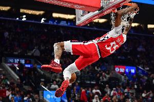 攻守兼?zhèn)洌⌒〉吕锟恕き偹拱雸?中3拿到10分2板1斷1帽 罰球4中4