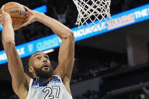 快下很積極！戈貝爾先是大踏步跟進(jìn)雙手暴扣 隨后又快下輕松扣進(jìn)