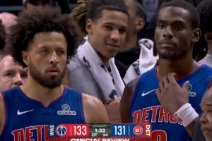 積極過頭了！詹金斯中投顛筐 杜倫雙手補(bǔ)扣被吹進(jìn)攻干擾球！