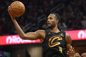 氣死了！小莫布里三分命中但教練組先暫停無效 直拍大腿