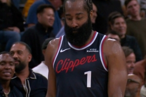 有點著急了？落后3分！哈登還剩15秒投反擊追身超遠三分偏出