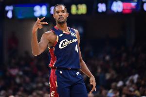 別那么費(fèi)勁了！騎士連續(xù)前場板補(bǔ)籃不中 莫布里隔著韋爾單臂補(bǔ)扣