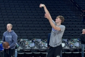 狀元也有傷病隱患！弗拉格投籃訓(xùn)練時(shí)右手大拇指纏著繃帶