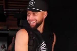 看到巴特勒這造型 庫里真心繃不住了當(dāng)場(chǎng)笑出來????