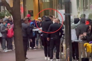 東契奇球館外給大批球迷簽名！湯爹：還有哪位體育明星能這樣？