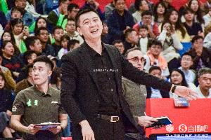 媒體人：楊鳴賽后和杜鋒含笑擁抱致意 看出來他對輸球能坦然接受