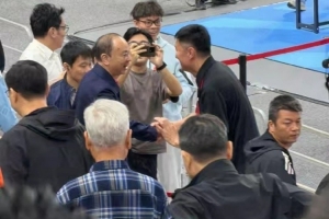 這關(guān)注度！廣東省委書記黃坤明來到現(xiàn)場(chǎng)看球 賽后與杜鋒握手致意