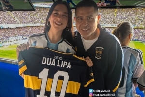 歌手杜阿-利帕現(xiàn)場觀看博卡vs河床，先后手持兩隊(duì)球衣拍照引爭議