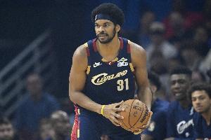 防不了！哈克斯補(bǔ)防阿倫上籃無果 自己還摔倒