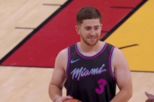 吧友多久的工資？熱火球迷半場(chǎng)三分拿走5000刀獎(jiǎng)金 隊(duì)記：有點(diǎn)少